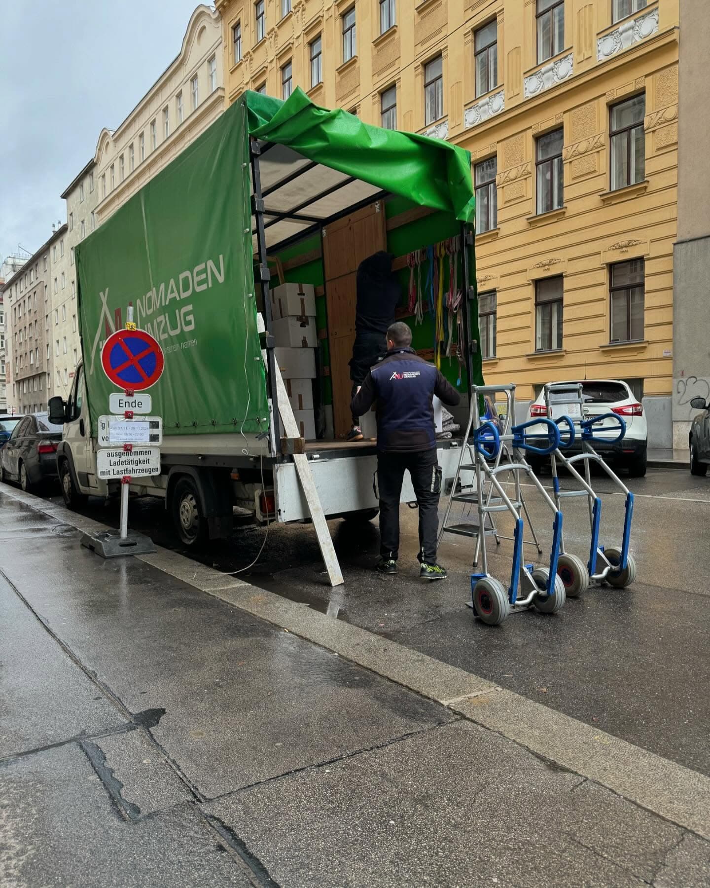 Nomaden Umzug Wien: LKW mit Halteverbotsschildern beim Beladen vor Wiener Altbau