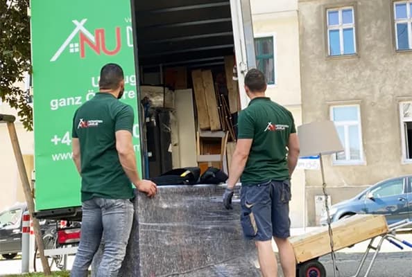 Umzugshelfer beim Beladen eines Umzugswagens in Wien.